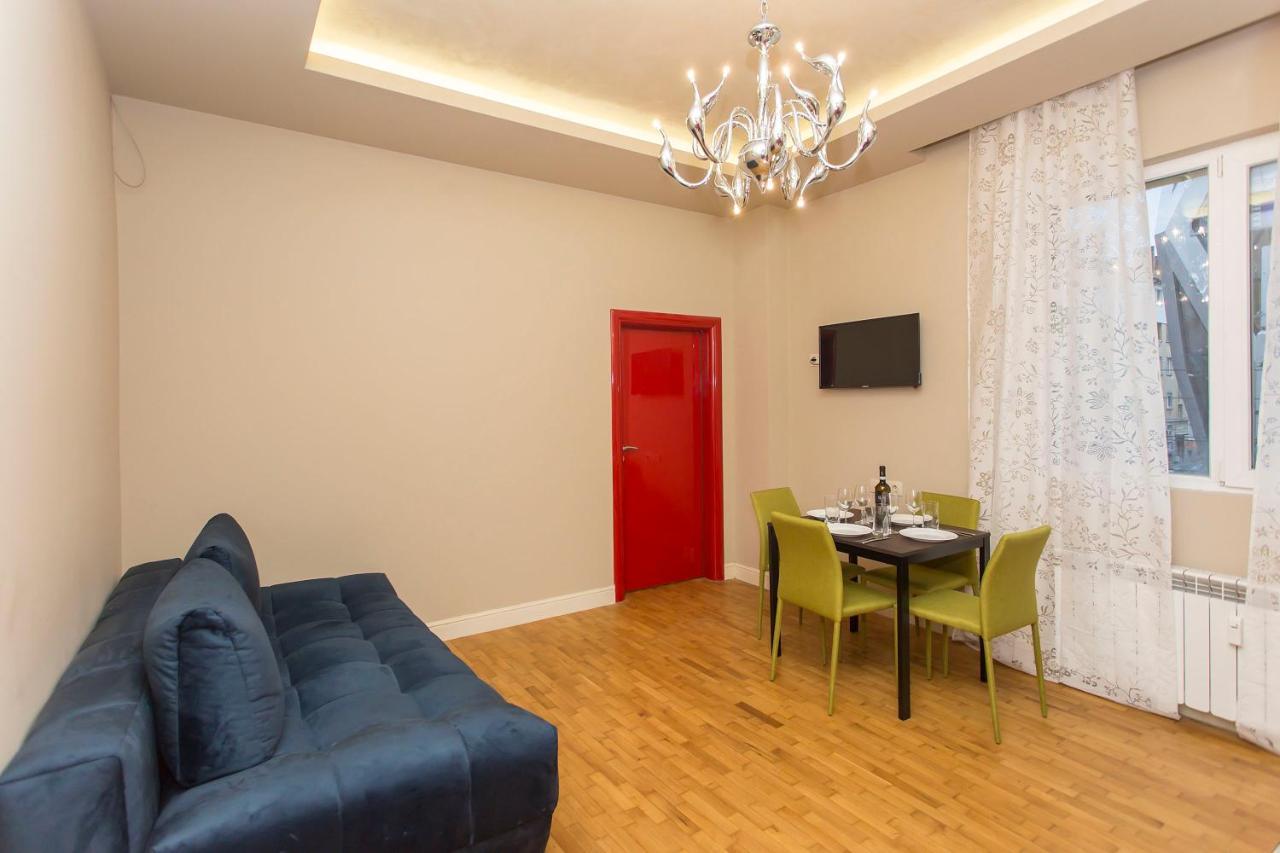 Elegant 2bdr With A Balcony Apartment *